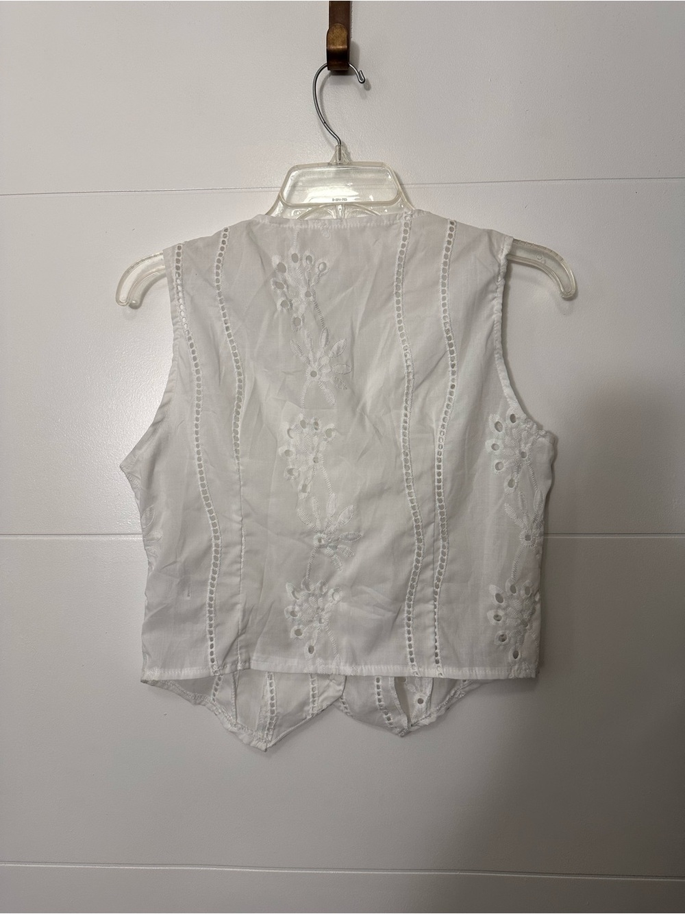 Women’s White Eyelet Button-Front Vest Top PTP 17.5” - Picture 5 of 5